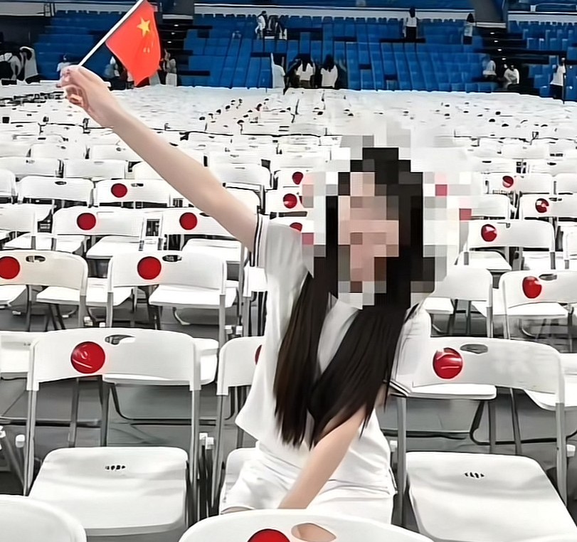 图案千万种，武大选了圆的，颜色千百种，武大选了红的，位置百十种，武大选了正中