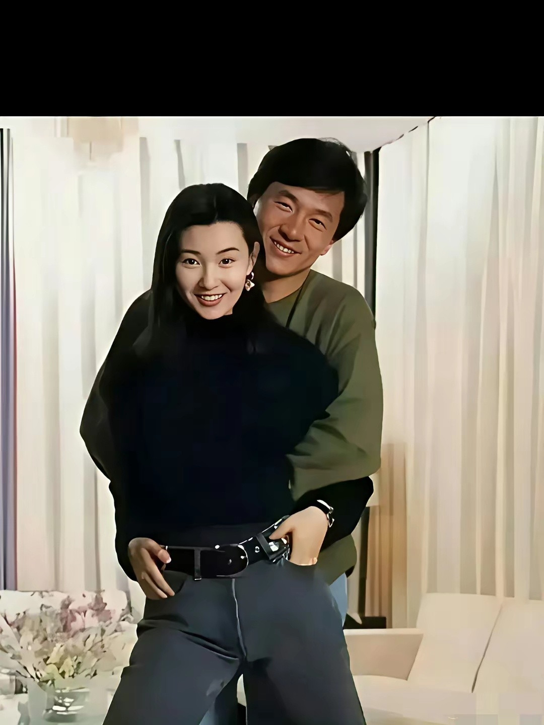 原来男女拍照还能用这姿势，感谢成龙大哥和张曼玉老师的示范