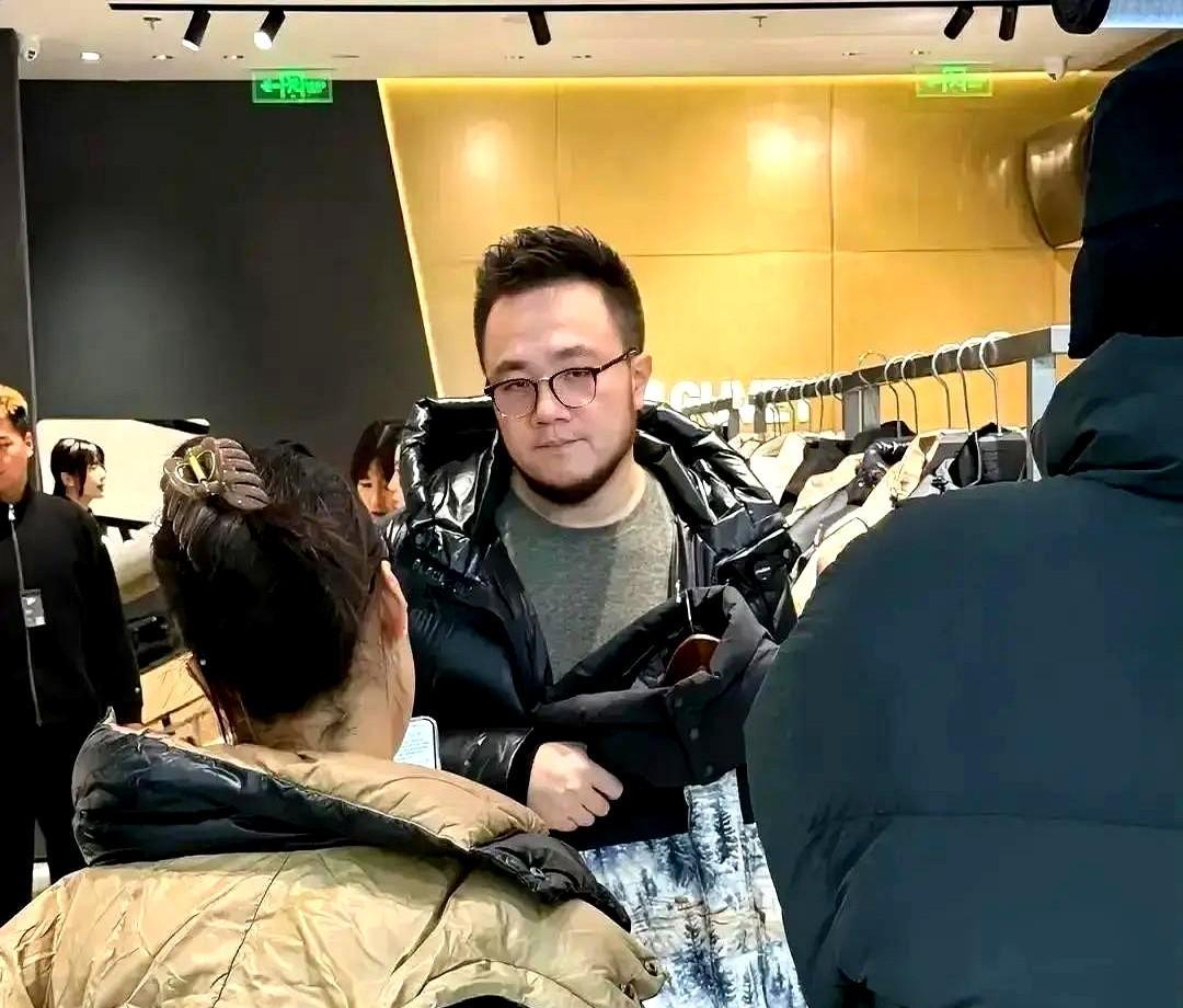 英达想认孙子，但两个孩子都姓宋。巴图的话剧《乌龙山伯爵》正在全国巡演，场场爆满