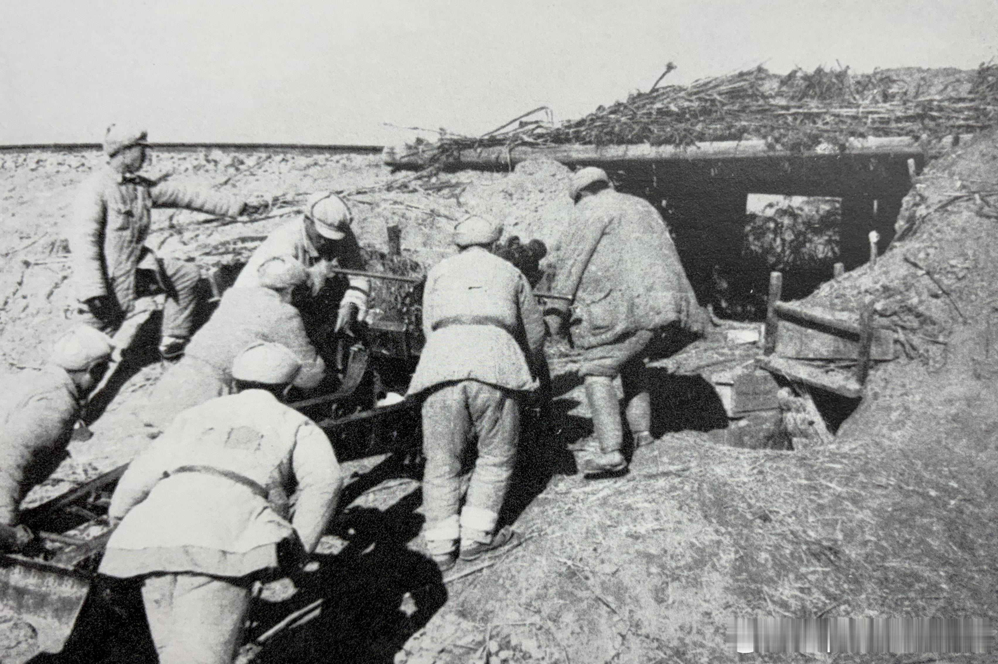 1948年11月淮海战役期间我军围攻黄百韬兵团将战防炮推入阵地军事历史全触达