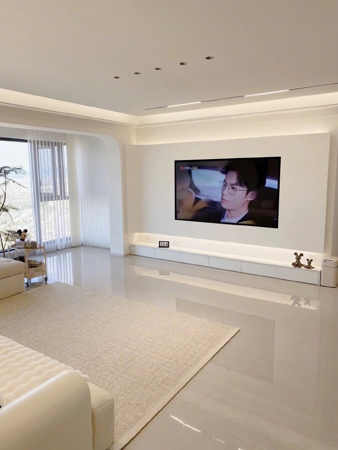 纯白色奶油风+亮面地砖，客厅地毯感觉加分很多，精装房的可以参考..