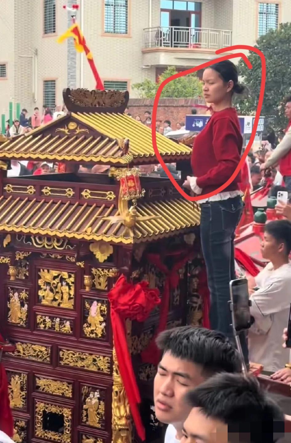 奇了怪，把这个小孩子抱下来，小孩抱下去！小妈祖慈悲的眼神注视着小孩离去的方向！