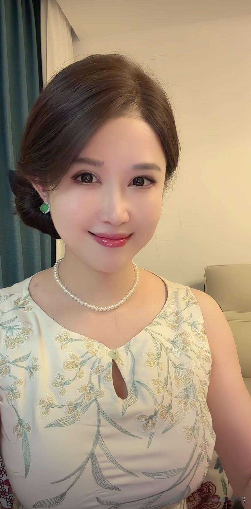 清雅气质知性少妇，非常耐看。柔美少妇什么样的女人让男人看了就心动