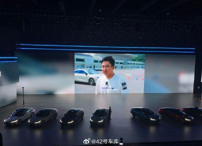 吉利银河TT在今天上市，定位C级AI纯电运动轿车，一共5个版型，