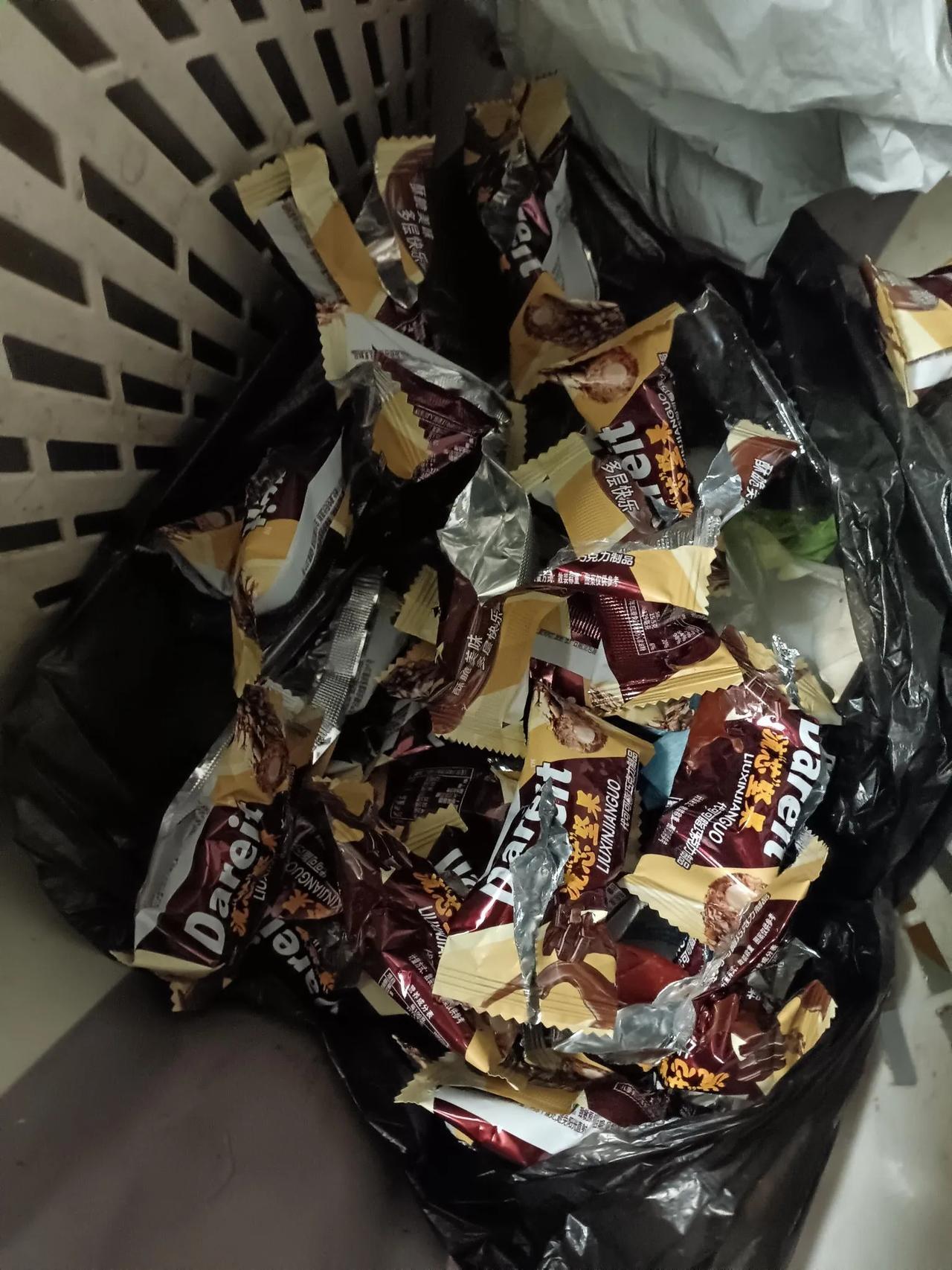 男人不抽烟不喝酒都习惯吃这么多零食吗？抽烟喝酒喝每天吃这么多零食不好好吃饭的。那