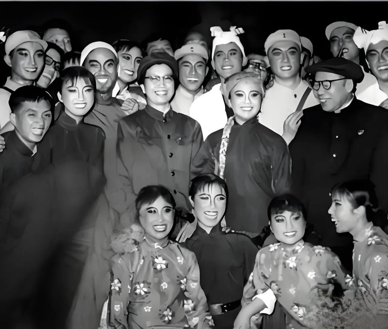 革命现代京剧以上世纪六十年代的样板戏为代表，作为特定历史时期的文艺形式，赢得了广