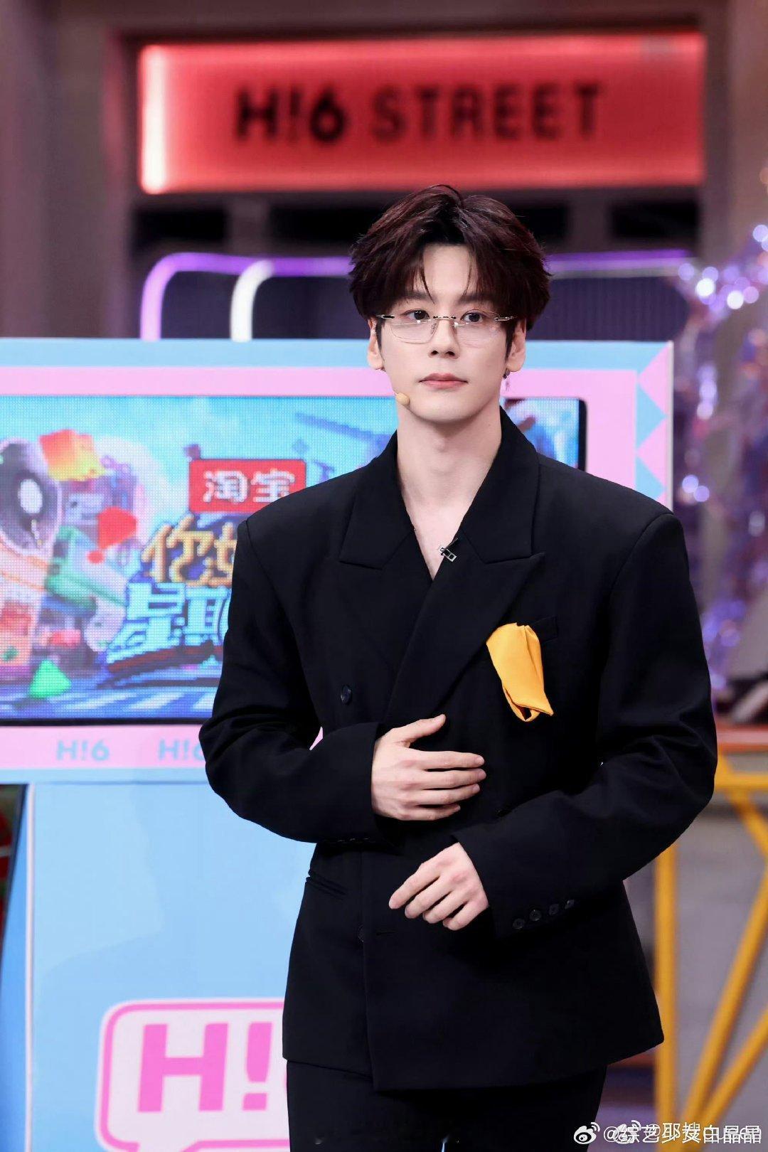 魏哲鸣钓系年上被魏哲鸣钓成翘嘴了解锁魏哲鸣的钓系年上魅力！心动挑战深情对视氛围