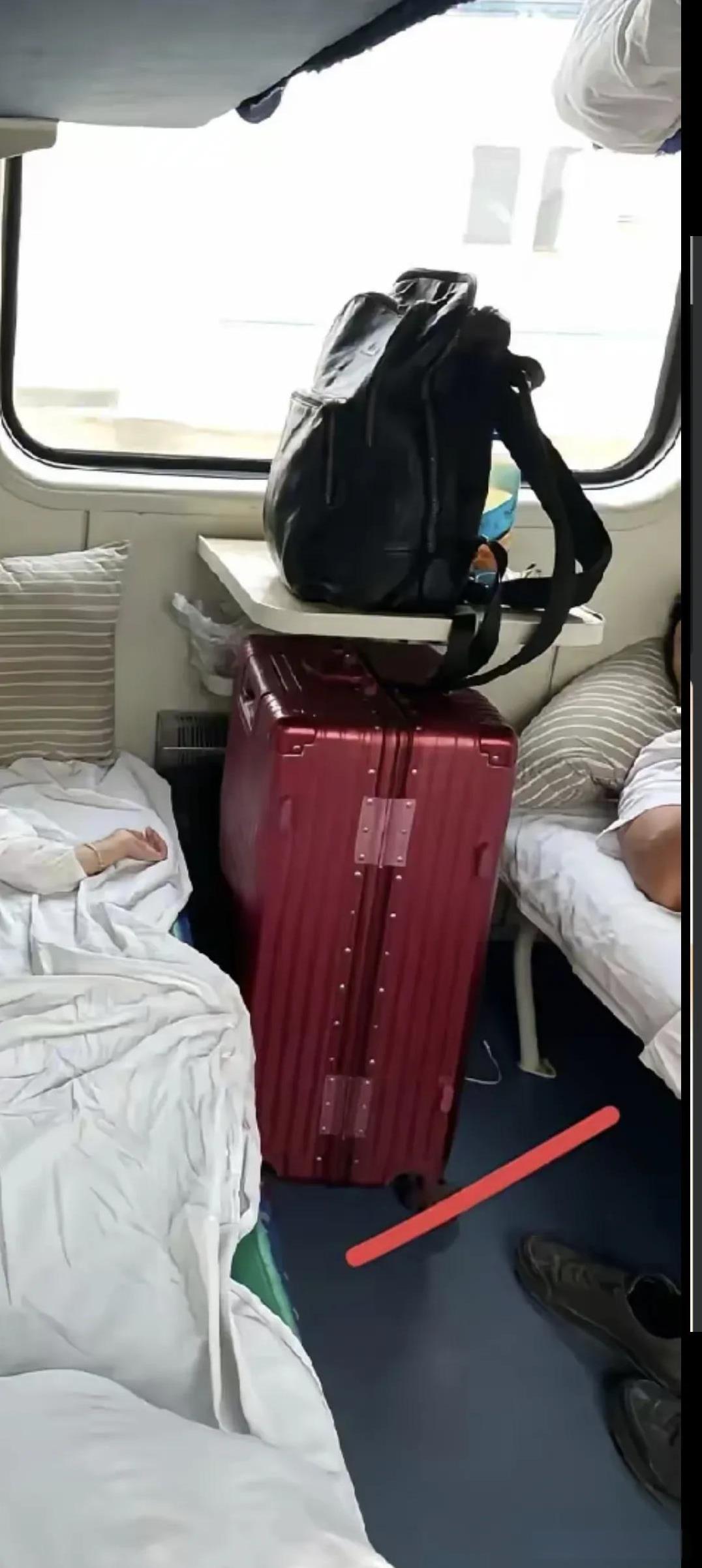 最烦把行李箱放在过道的人了！今天出去旅行一个中年妇女上车后直接把她的行李箱放在