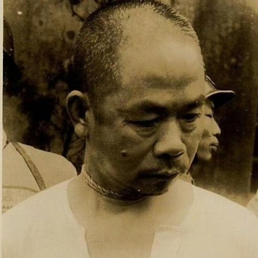 这不是剧照，而是吴石将军牺牲前，敌人给他拍下的最后一幕镜头，此时的他表情凝重，虽