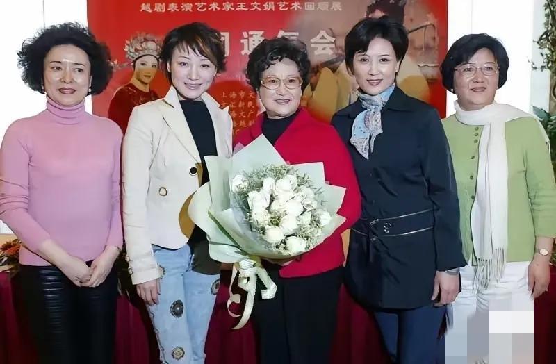 2006年，越剧大师王文娟和她的四位学生，一张珍贵的留影，德艺双馨，如今她已经去