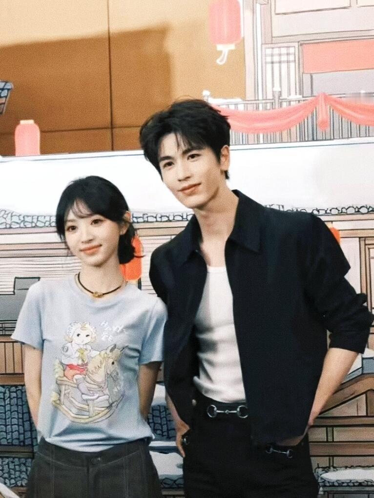 逐玉庆功宴田作之赫合照来了《逐玉》庆功宴，张凌赫田曦薇最新合照有了，啊啊啊啊啊啊