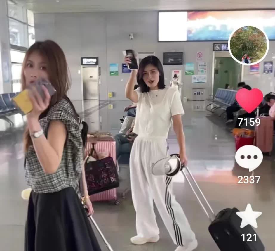 刚刚看到了瑾汐姐妹三人已经出发鸿星尔克总部了，小哈哈也跟着，不知道瑾汐爸爸妈妈去
