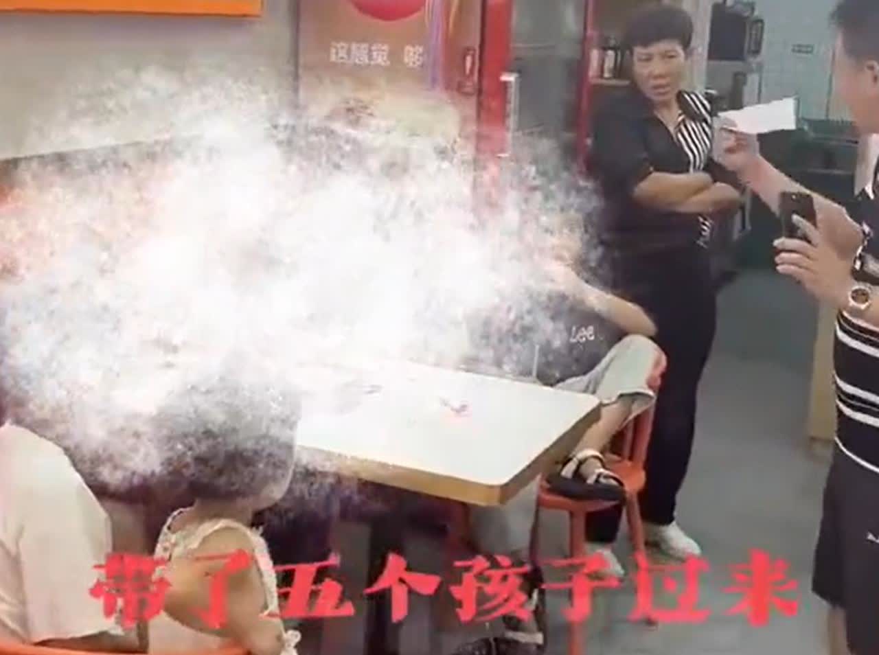 8月13日，三个大人带着4个小孩到河南郑州市一家面馆就餐，7人点了一碗13元的饸