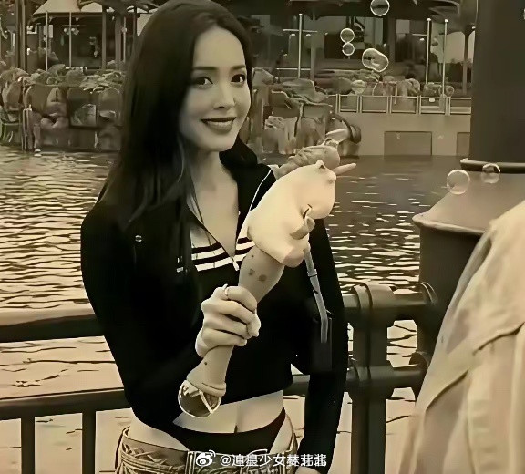 原来娜扎这个裤子是这样的，当年喷成啥样了