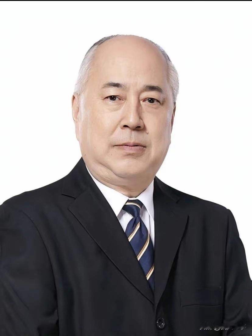 他是钱学森先生的长子钱永刚。1948年出生在美国，1955年，伴随着父母踏上归国