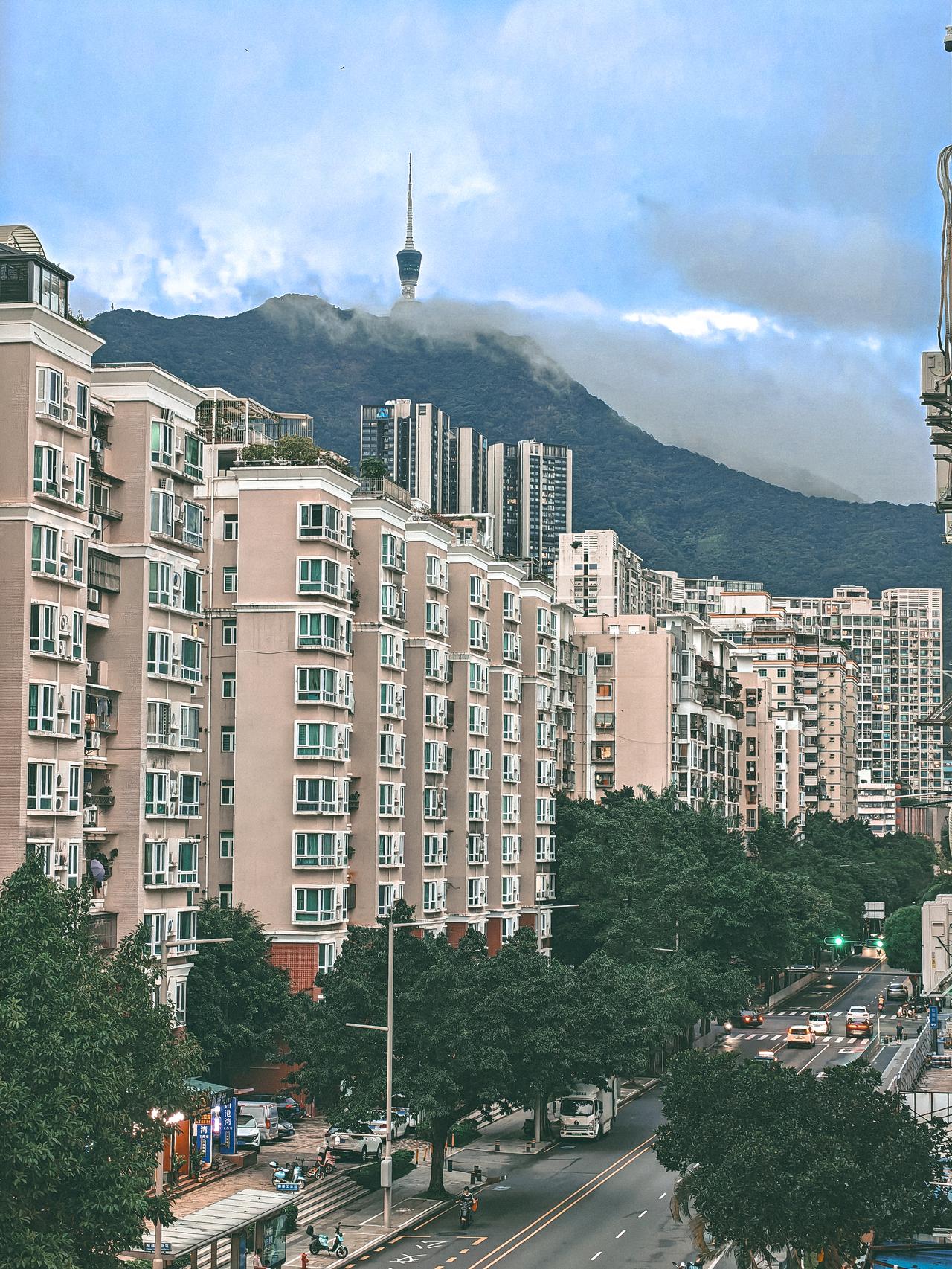 深圳是现代化城市的标杆！大美深圳、科技之都、工业第一城、外贸第一城等等，这一切荣