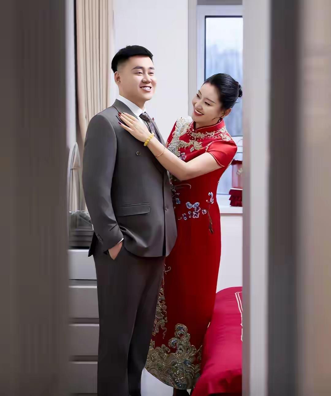 好白菜让猪拱了单位一个同事结婚，我应邀参加了婚礼。我把同事小俩口在婚礼上的照片