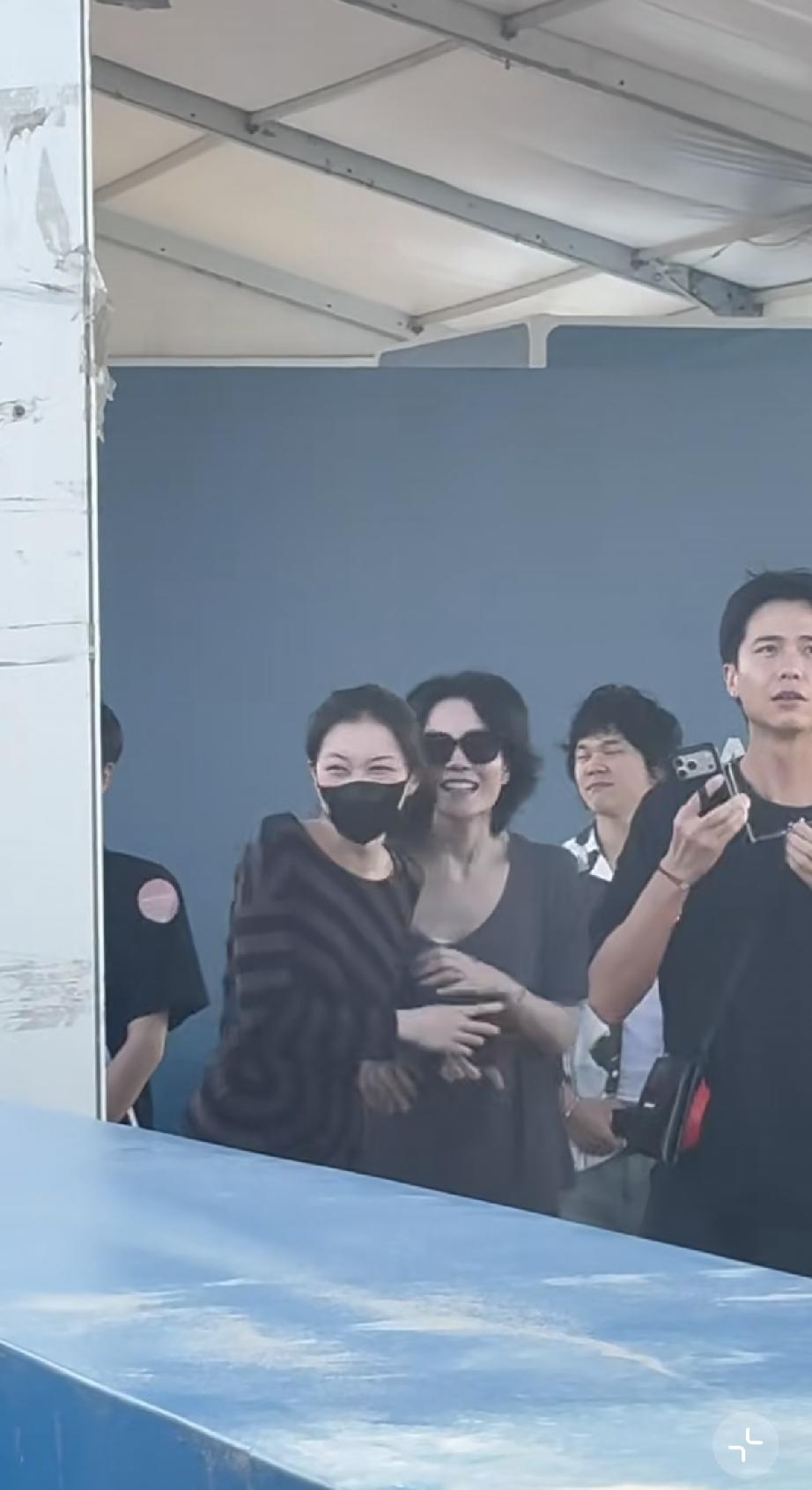 8月29日，王菲与李嫣现身阿那亚虾米音乐节，李嫣戴着黑色的口罩，一直在躲镜头，母