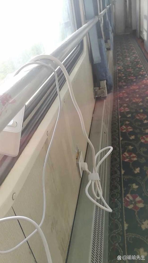 高铁上的排插为啥不让用？工程师说出大实话最近有网友拍到高铁上有人用排插充电，这