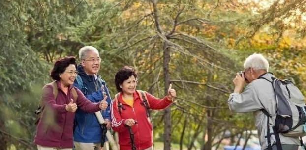 据了解，澳大利亚有一批华人，原本都是国内体制内的退休人员，五十岁时来到澳大利亚，