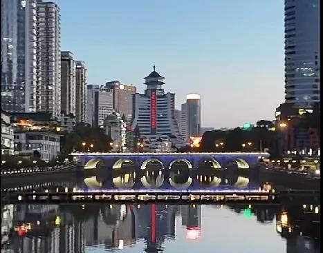 全国避暑大军已抵达贵阳，游客直呼贵阳是空调房！白天不热，晚上也凉快，睡觉需要盖个