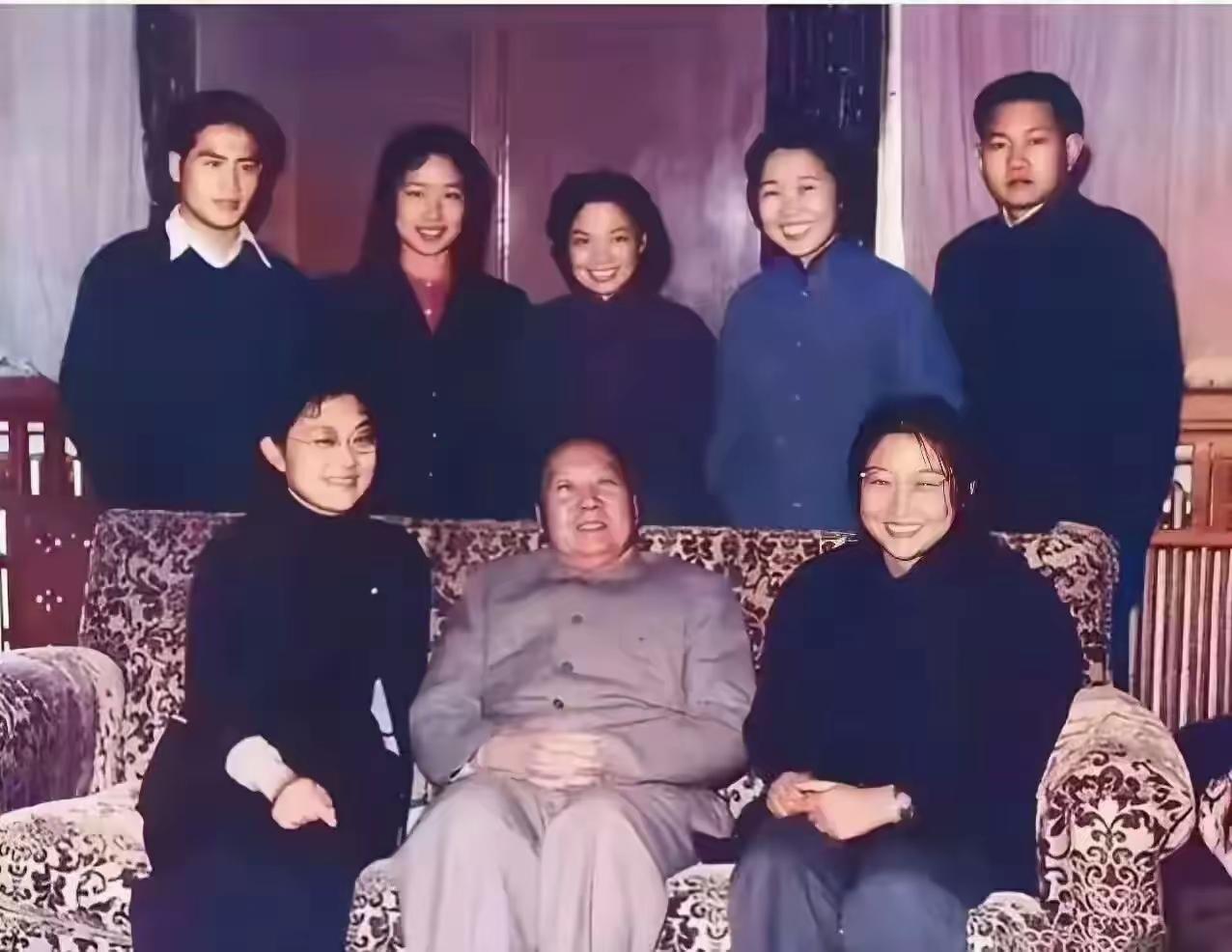 毛主席81岁生日珍贵镜头：无山珍海味，满室欢声笑语藏着伟人柔情你见过领袖最