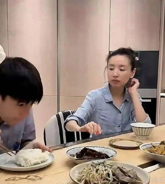 董洁家的桌子为什么有条缝，这是干啥的？