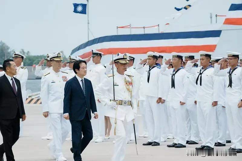 台湾海军再添新成员丹江舰，台湾自造军舰第二批首舰今天上午正式成军赖清德带领