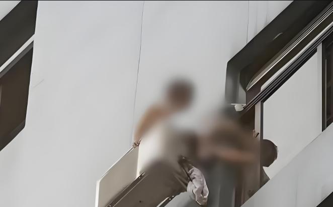“冤不冤？”一男子晚上去找舅妈，不料，却意外撞见舅妈偷情，由于男子身体强壮，就将