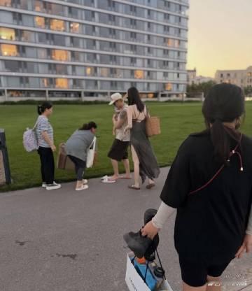 何穗素颜穿开叉裙依旧白到发光，陈伟霆安心带娃，褪去明星光环的一家三口...