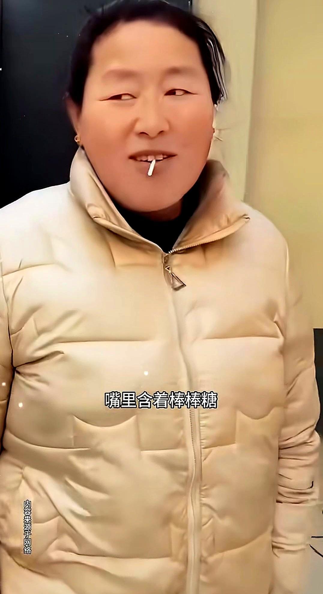 以前被拍客围得门都出不了的大衣嫂，现在敢斜眼瞪人了。儿子朱小伟再婚娶了陈萌