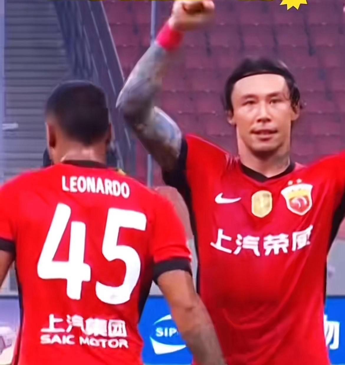 李玮峰评价张琳芃，在球场上很有性格有个性的球员，但是平常生活当中他非常安静，事儿