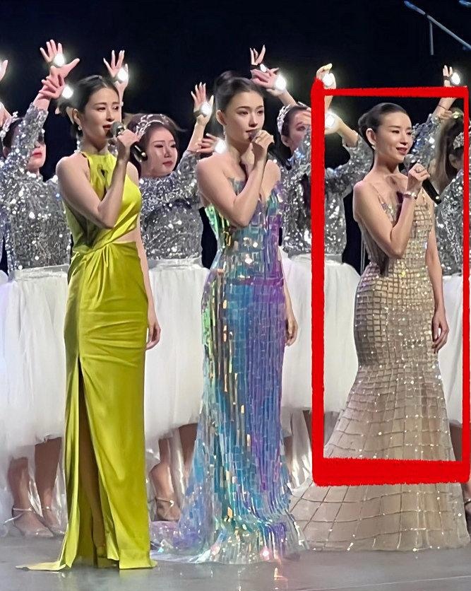 “谁说内娱门槛低？董洁都瘦成排骨了，站着竟还是最壮的。[思考]”​​​