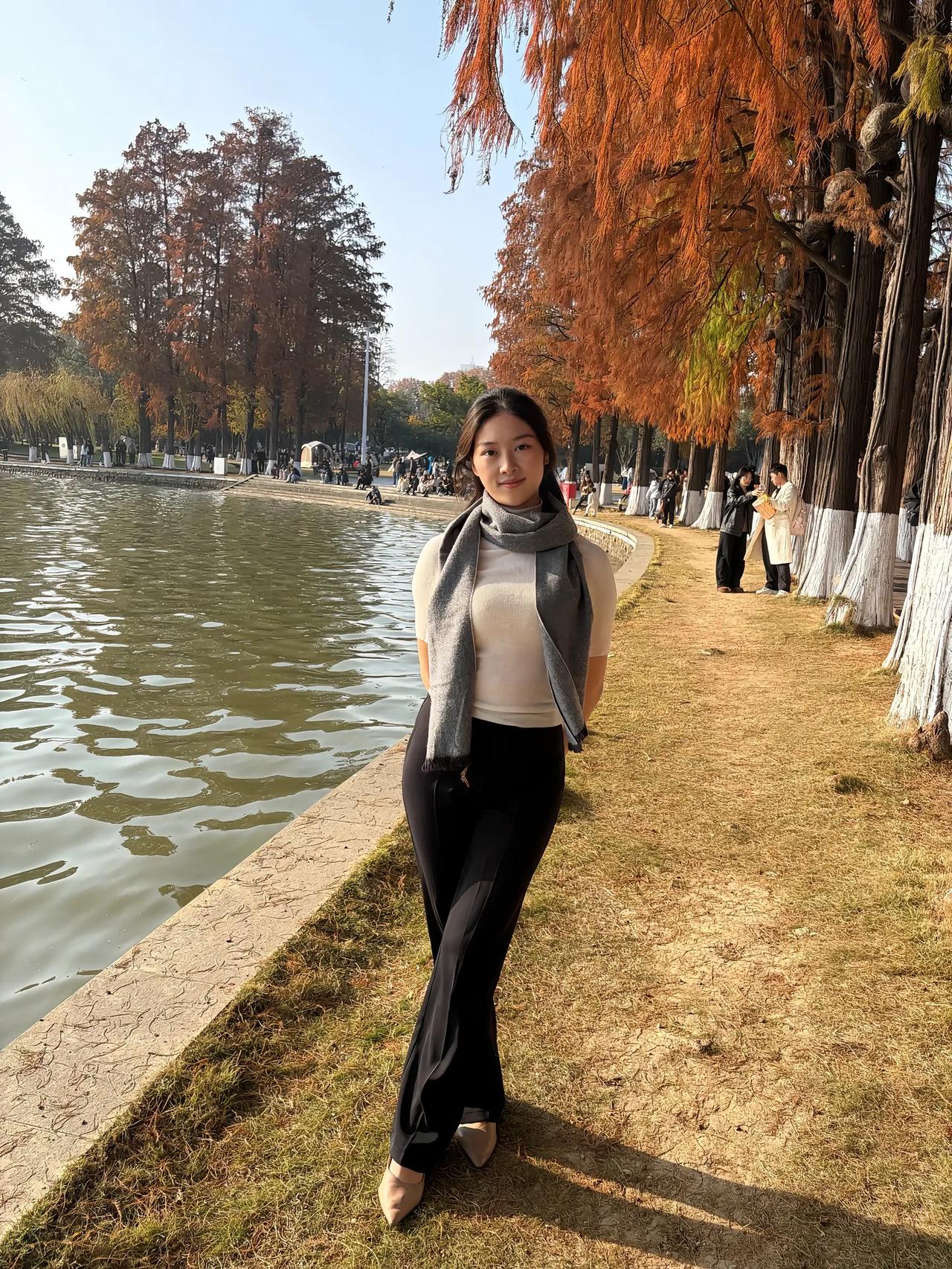 秋日漫步，落叶飘零，湖畔漫步，享受宁静时光。