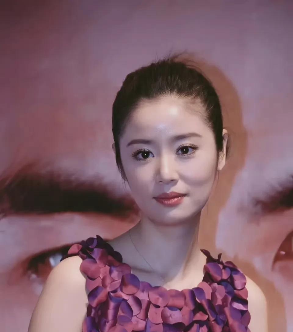 林心如没有其他美女那种“使劲”的感觉，因为她的气质太邻家太自然了，而且她也不会纠