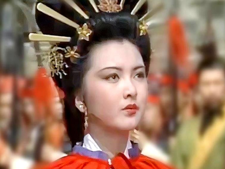 王昭君21岁时，丈夫刚去世，继子就冲进帐篷一把搂住她！王昭君瑟瑟发抖，给了他一巴