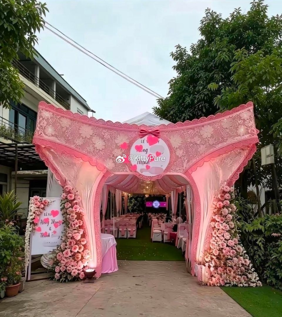 这设计师也太有创意了吧，居然把婚礼拱门做成内裤造型