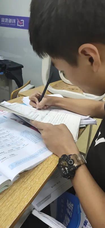 今天我们孩子一模成绩出来了，495分，说实话不咋地，我不知道该说什么，这几天一遍