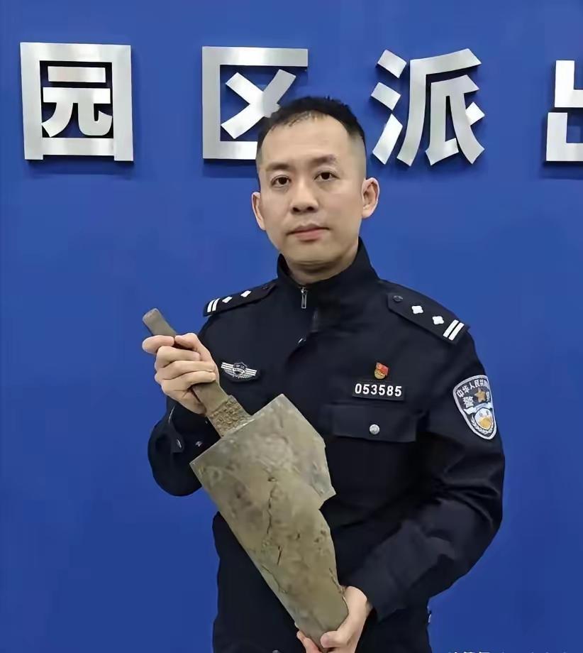 重大发现！4月11日报道，一对收废品的老夫妻在河边捡废品，翻出一块沉甸甸长满绿锈