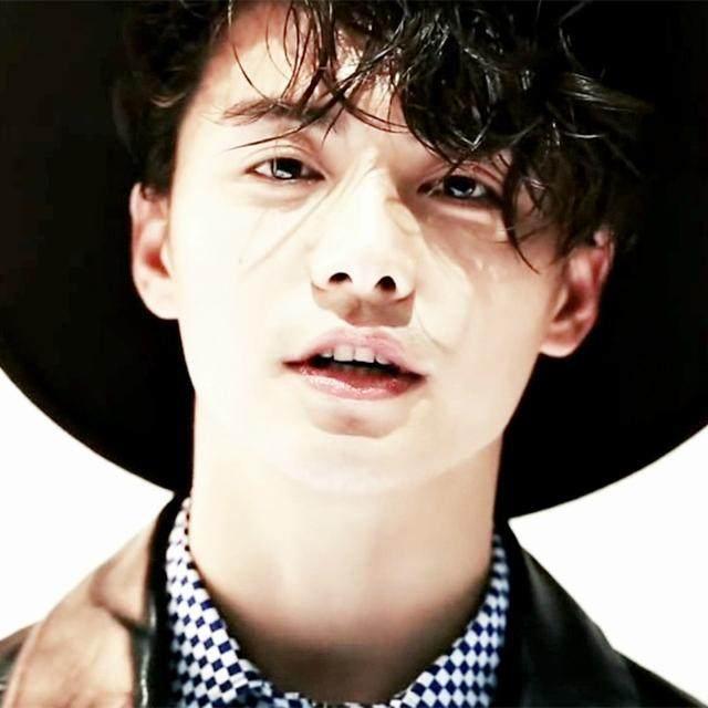 热点话题:当红人气小生马天宇, 在机场被众多迷