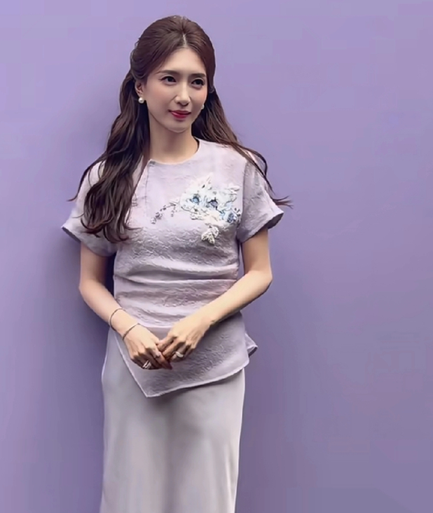 看到江疏影穿着这身穿搭瞬间觉得女明星到了她这个年纪，真心没必要死磕美貌了！