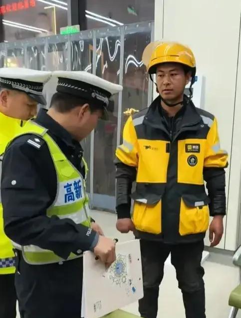 外卖小哥身份暴露，源于一场意外。25年3月17日，外卖小哥如往常一般匆忙地去送