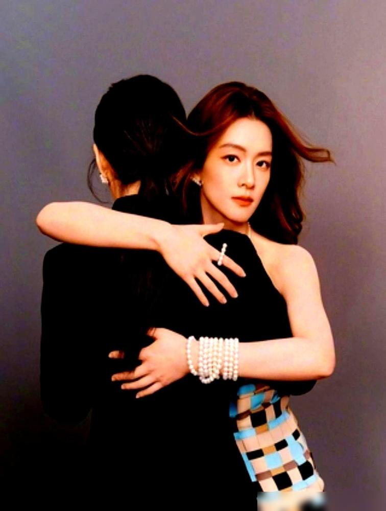 她俩荧幕母女情深，可你知道吗，闫妮根本没给赵今麦推荐过资源！你一直以为的闫妮动用