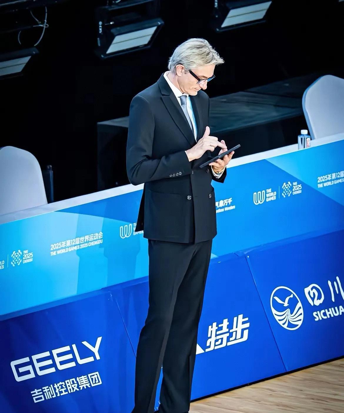 成都世运会拉丁舞评委法拉利，为何独不“油”？同是拉丁男舞者，他人易显油腻，他却清