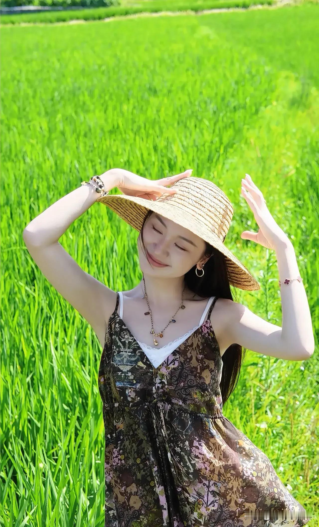 田野里的氧气女孩，自带滤镜的治愈感！裙摆随风起舞，阳光吻过发梢，每