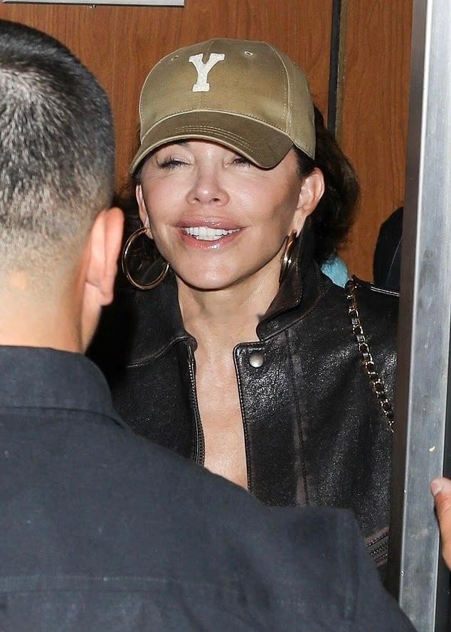 桑切斯被拍到跟友人一起现身西好莱坞名人们最爱去的餐厅SushiPark👇（拍