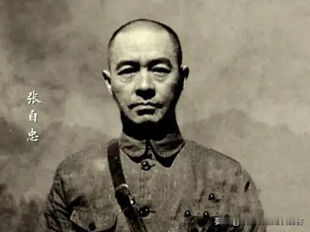 1940年5月16日，张自忠战死，师长黄维纲端着机枪率敢死队夺回遗体后，发现他的