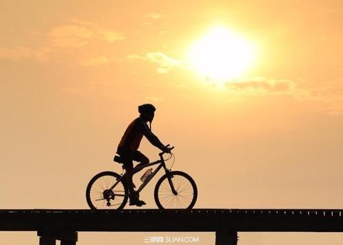 人生这场大戏，别怕大起大合，笑着活才是王道！你有没有发现，人生简直就是一部永