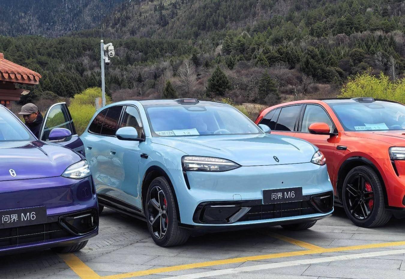 问界M6所有颜色的实拍图银色、黑色、蓝色个人认为很好看，很合适