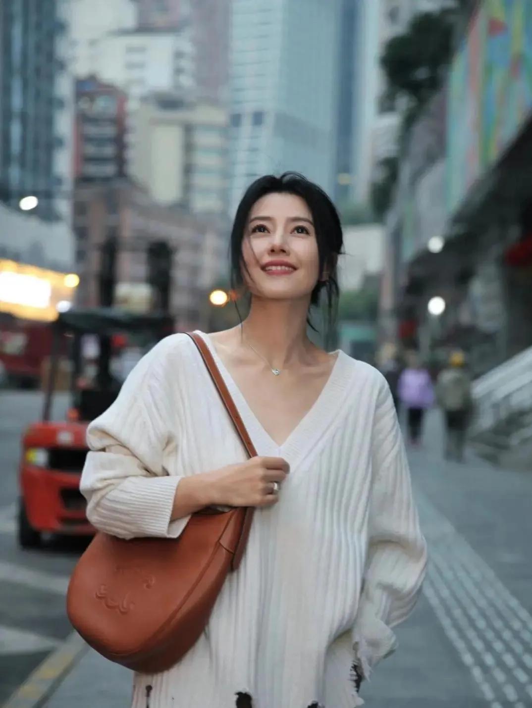 高圆圆这松弛感穿搭，我直接抄作业✅白毛衣配腋下包随性又温柔，皮夹克搭百褶裙